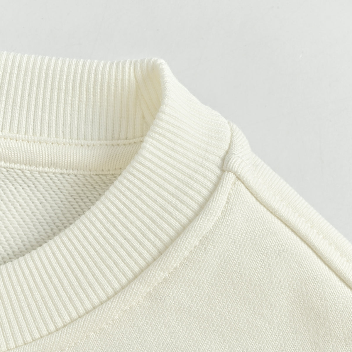 Gucci FW26 Retro Lettering Crewneck Sweatshirt – Off-White – Unisex804231-XJGV3-9214