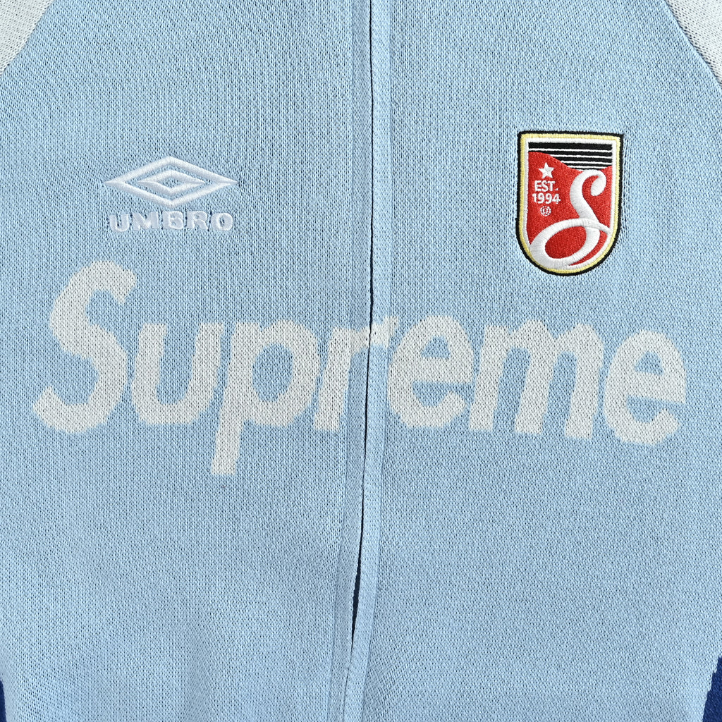 Supreme x Umbro SS25 Club-Inspired Zip Stand-Collar Knit Jacket – Blue/WhiteSUP-SS25-236