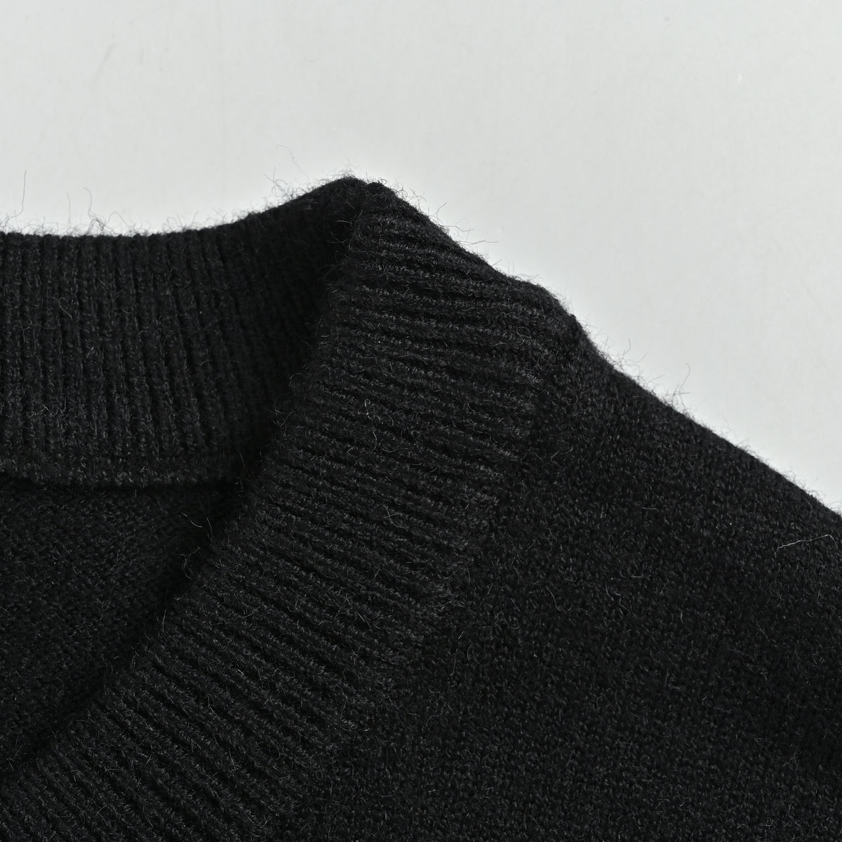Louis Vuitton FW26 Blue Gesture Intarsia Fine-Knit Sweater – BlackXBK5200915