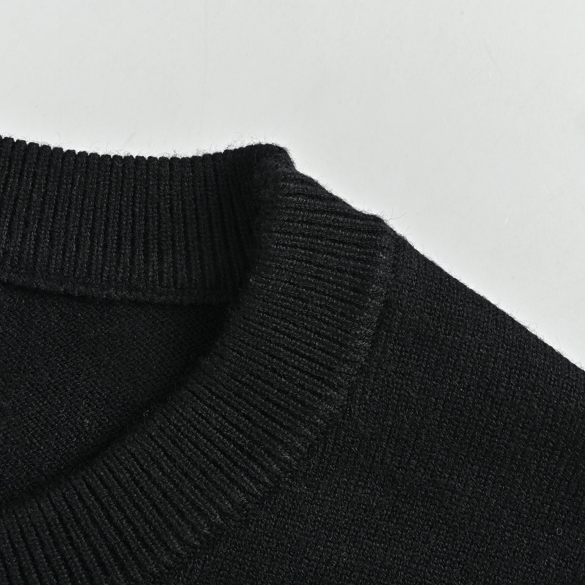 Louis Vuitton FW26 “Marque L.Vuitton Déposée” Monogram Letter Intarsia Fine-Knit Sweater – BlackXBK5200915-ML