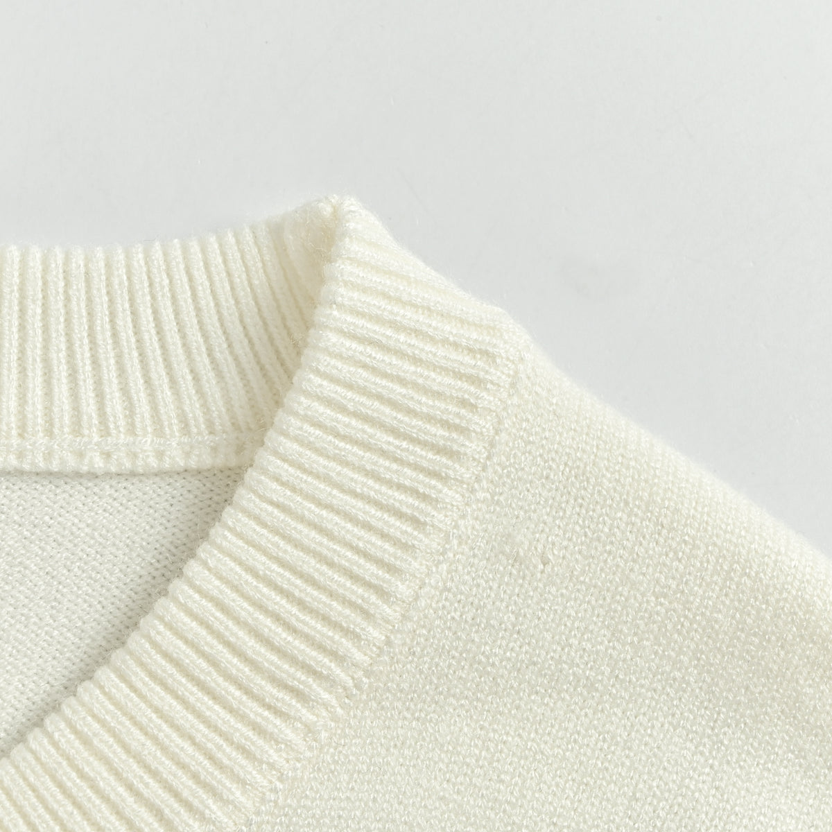 Louis Vuitton FW26 “Marque L.Vuitton Déposée” Monogram Letter Intarsia Fine-Knit Sweater – WhiteXBK5200915-MLW