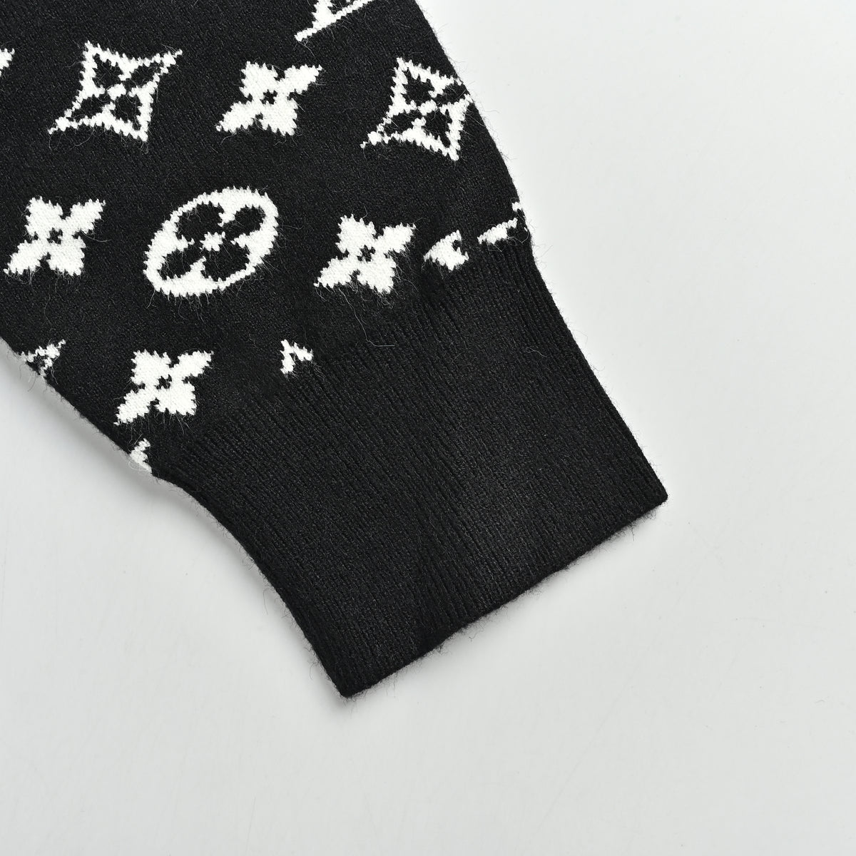 Louis Vuitton FW26 Full-Coverage LV Monogram Jacquard Crewneck Sweater – Black1A7RRK
